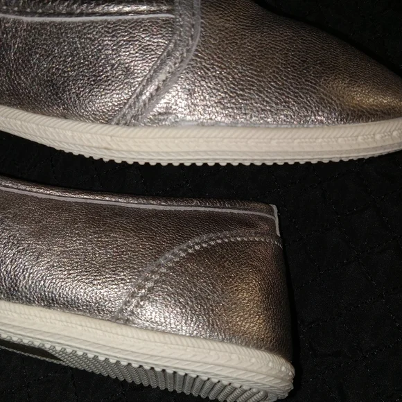 Dolce Vita Silver Solaman Suede Flats sz 9.5 - Picture 10 of 11